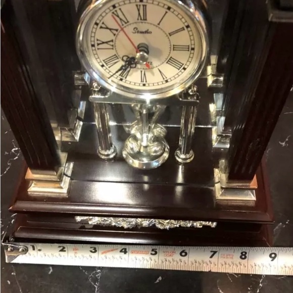 Quartz Clock-Studio Mantle clock- Good Working Condition - Picture 7 of 8